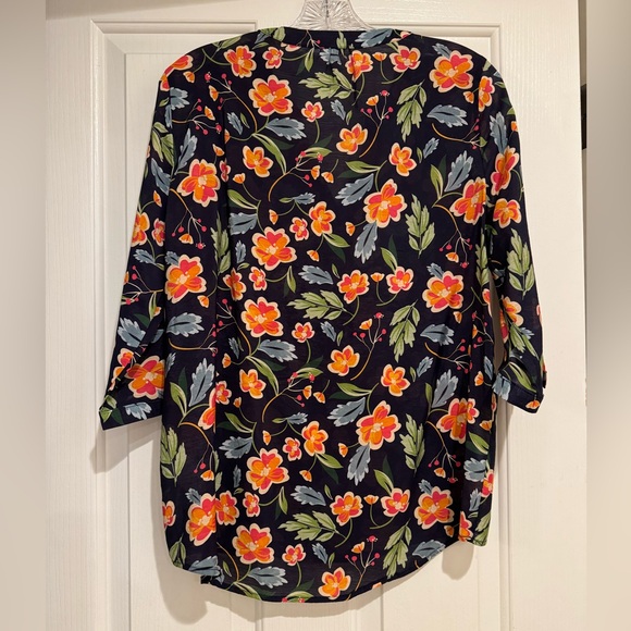 NWOT Gorgeous Floral Blouse - Picture 3 of 13